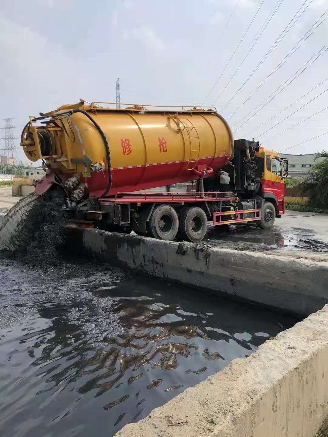 大功率吸污罐車(chē)轉(zhuǎn)運(yùn)泥漿污水